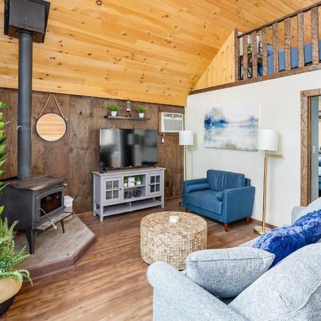 Quaint Loft Cabin W Hot Tub, Firepit, Deck & Grill Hedgesville Eksteriør bilde