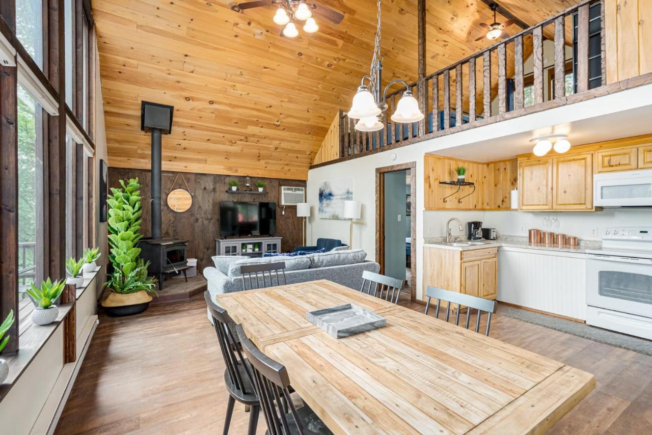 Quaint Loft Cabin W Hot Tub, Firepit, Deck & Grill Hedgesville Eksteriør bilde