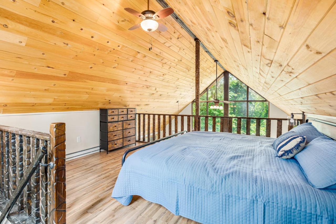 Quaint Loft Cabin W Hot Tub, Firepit, Deck & Grill Hedgesville Eksteriør bilde