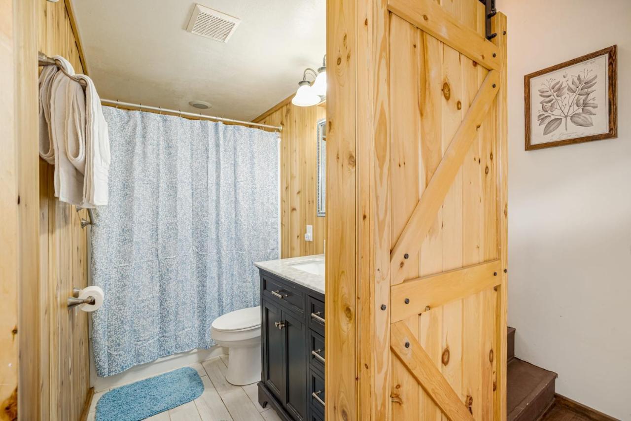 Quaint Loft Cabin W Hot Tub, Firepit, Deck & Grill Hedgesville Eksteriør bilde
