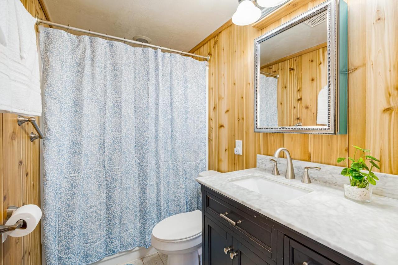 Quaint Loft Cabin W Hot Tub, Firepit, Deck & Grill Hedgesville Eksteriør bilde