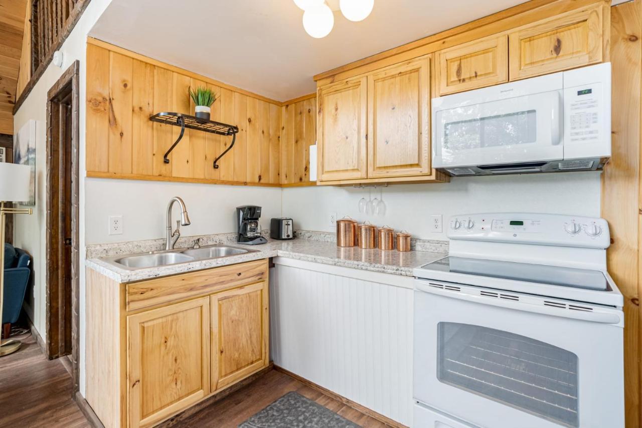 Quaint Loft Cabin W Hot Tub, Firepit, Deck & Grill Hedgesville Eksteriør bilde