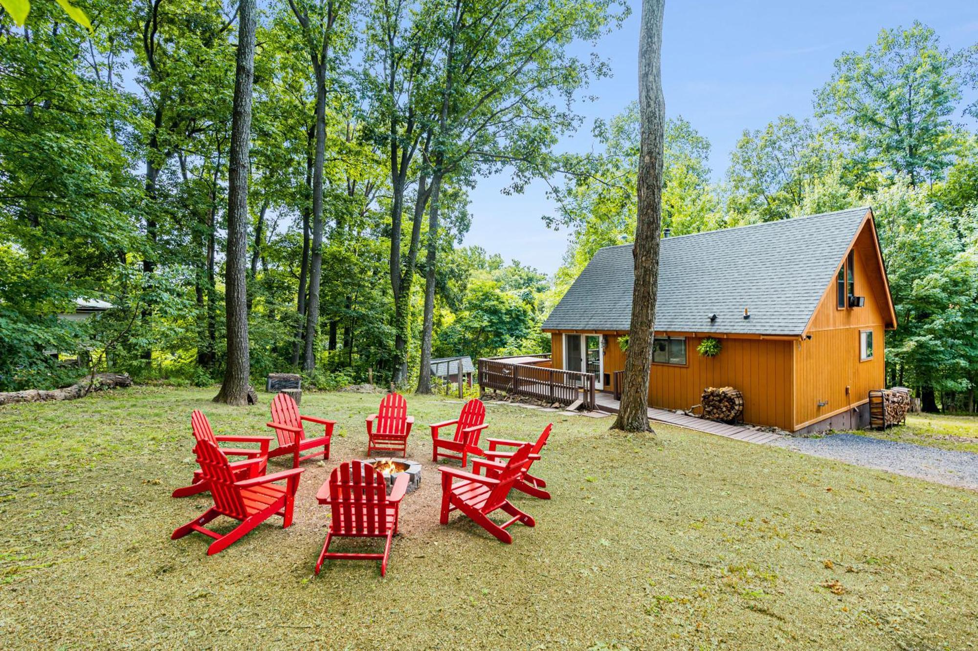 Quaint Loft Cabin W Hot Tub, Firepit, Deck & Grill Hedgesville Eksteriør bilde