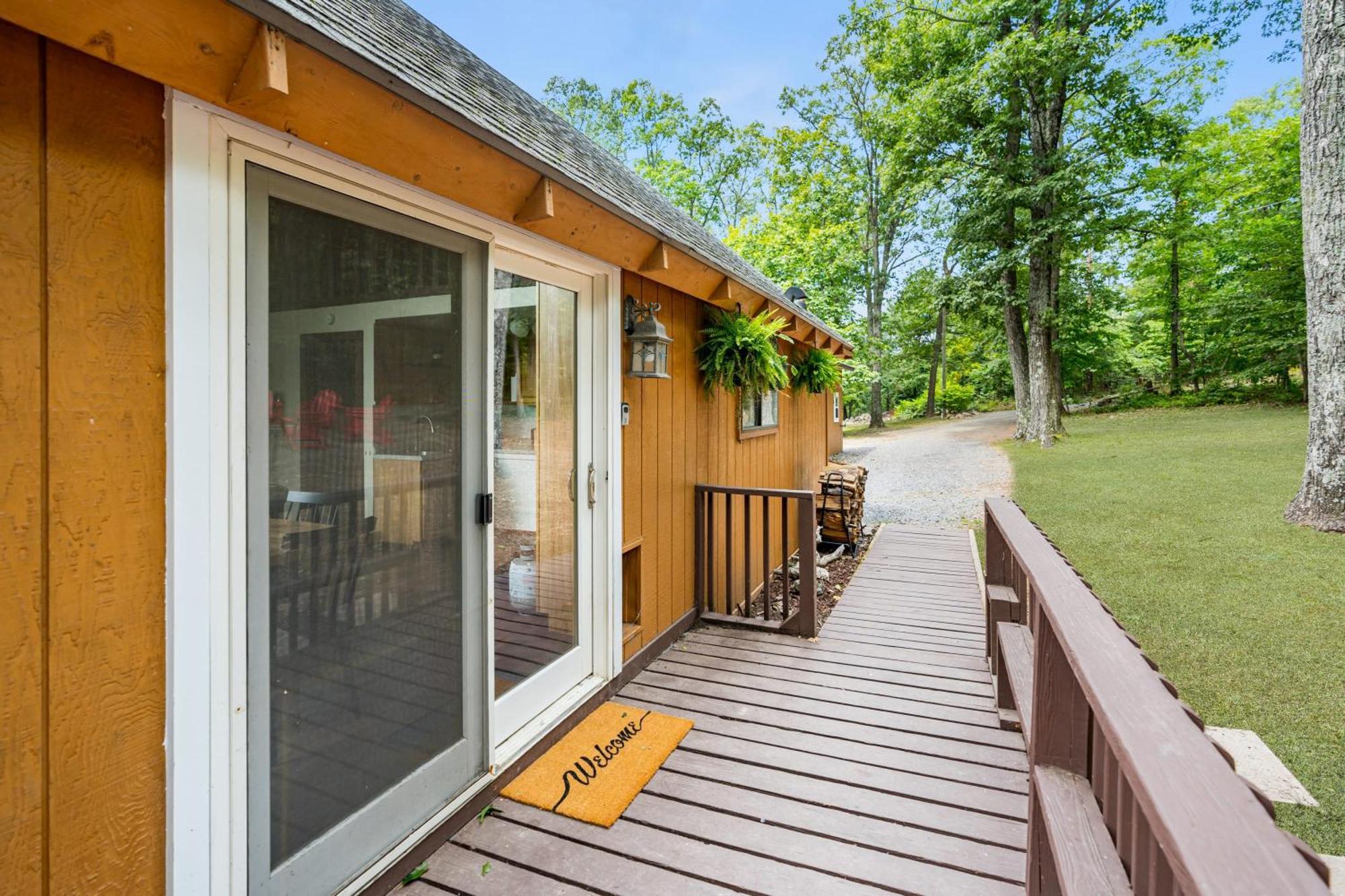 Quaint Loft Cabin W Hot Tub, Firepit, Deck & Grill Hedgesville Eksteriør bilde