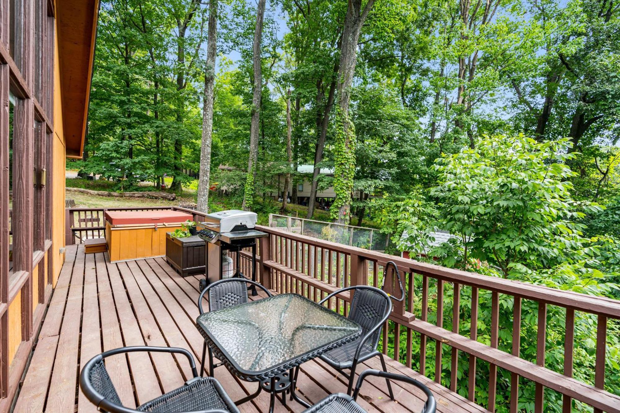 Quaint Loft Cabin W Hot Tub, Firepit, Deck & Grill Hedgesville Eksteriør bilde