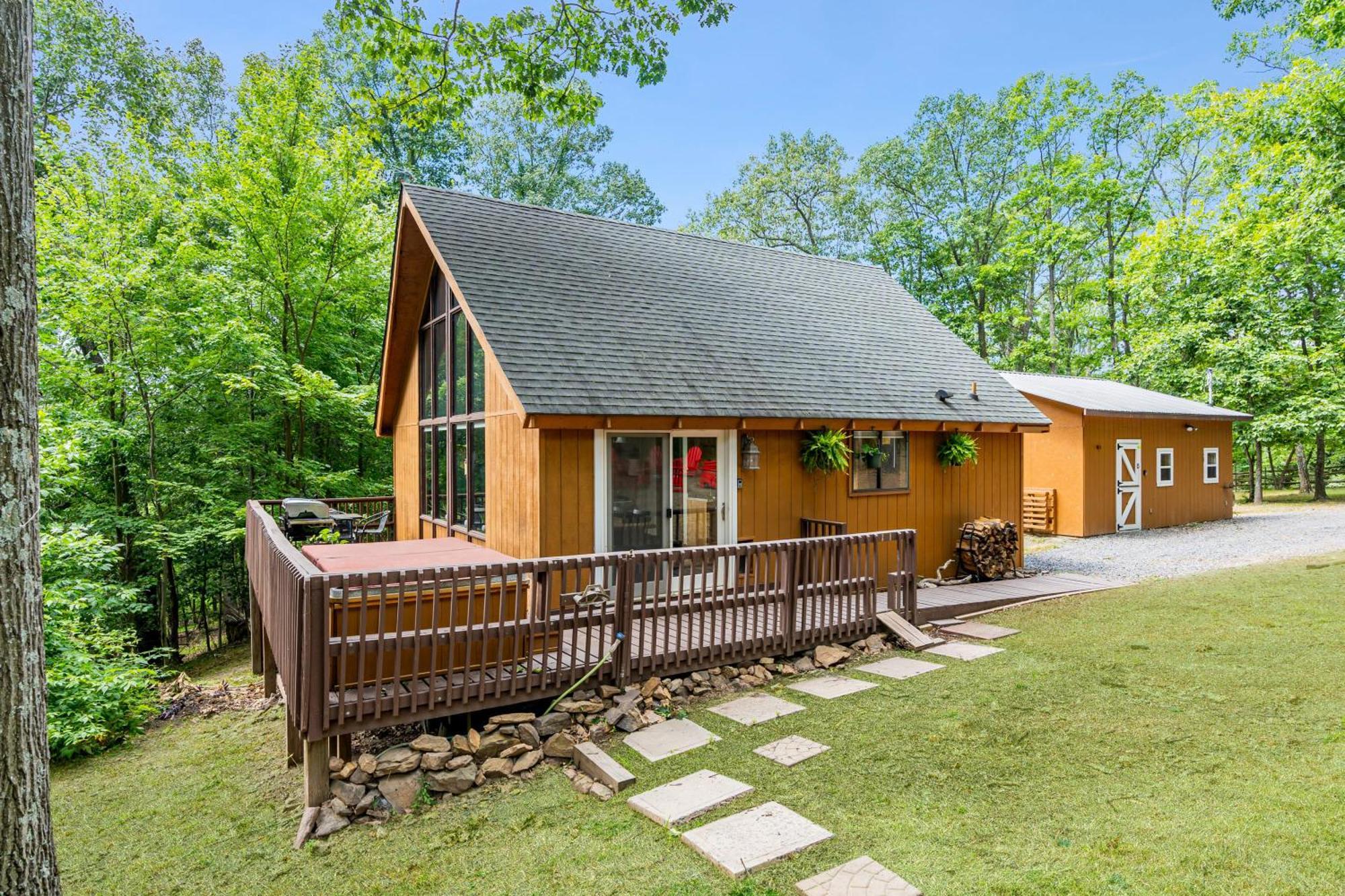 Quaint Loft Cabin W Hot Tub, Firepit, Deck & Grill Hedgesville Eksteriør bilde