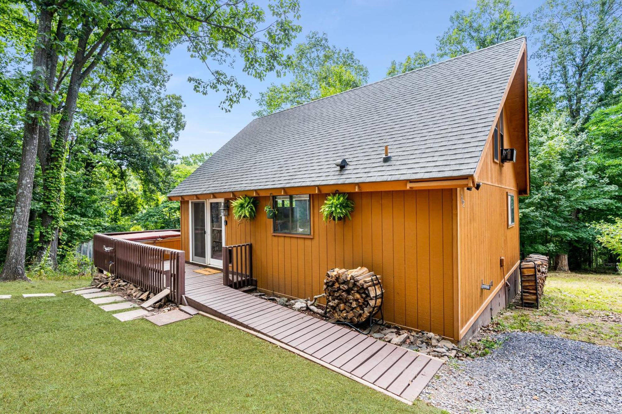 Quaint Loft Cabin W Hot Tub, Firepit, Deck & Grill Hedgesville Eksteriør bilde
