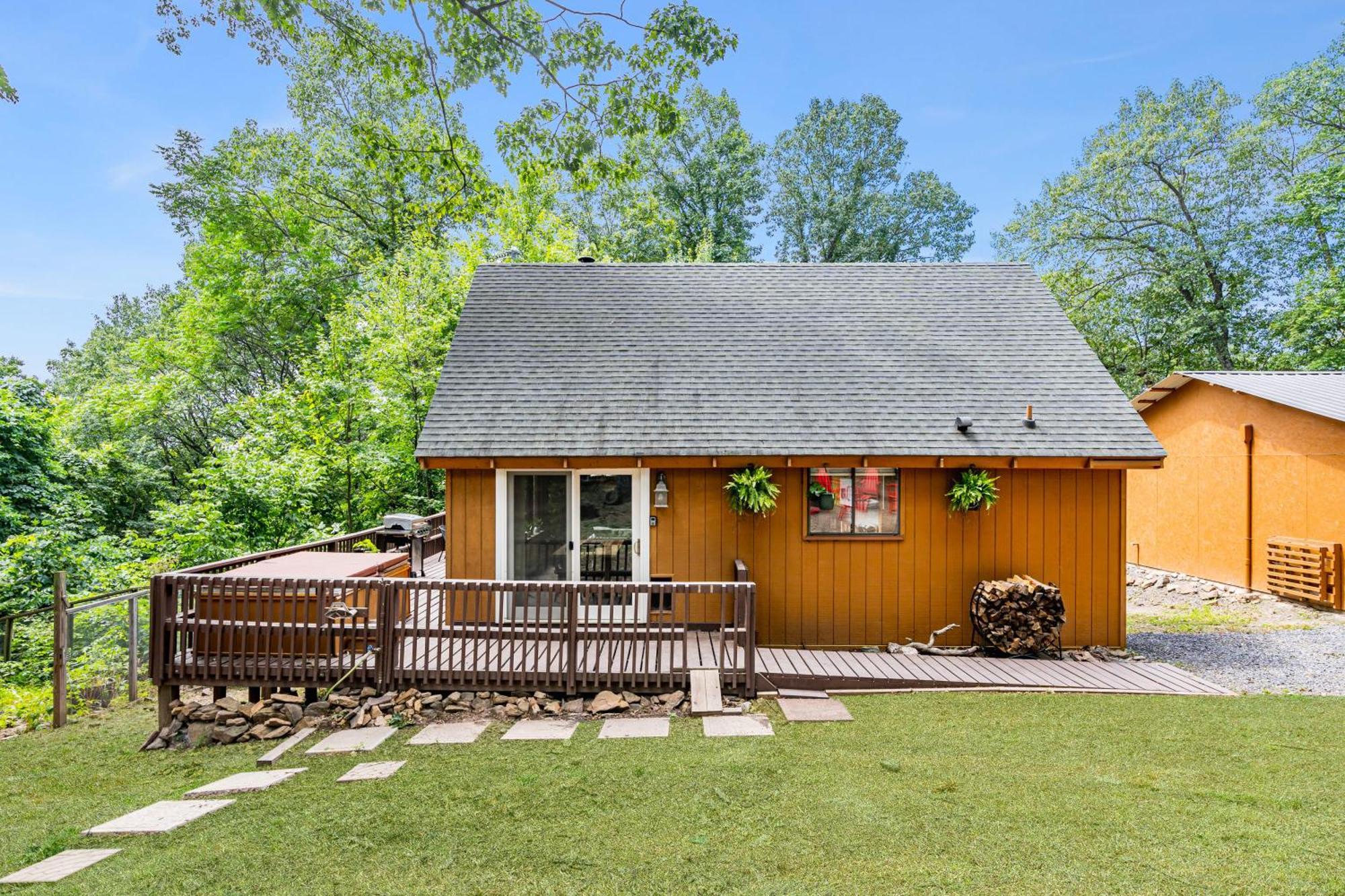 Quaint Loft Cabin W Hot Tub, Firepit, Deck & Grill Hedgesville Eksteriør bilde