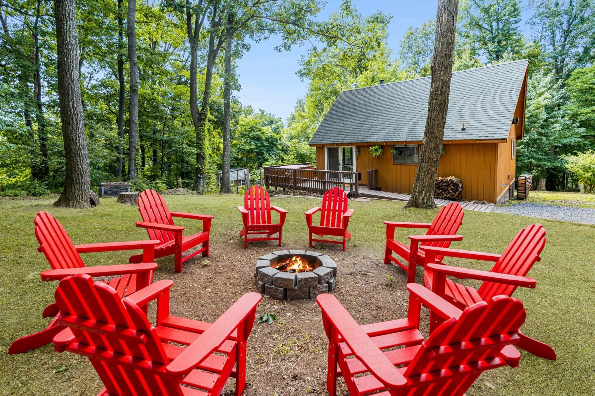 Quaint Loft Cabin W Hot Tub, Firepit, Deck & Grill Hedgesville Eksteriør bilde